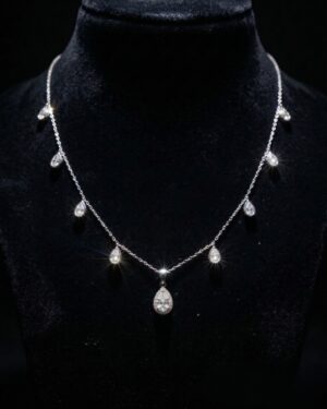 Elegant 18K Gold Necklace with 31 Diamonds