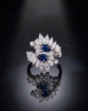 Elegant 18K Gold Ring with 24 Diamonds